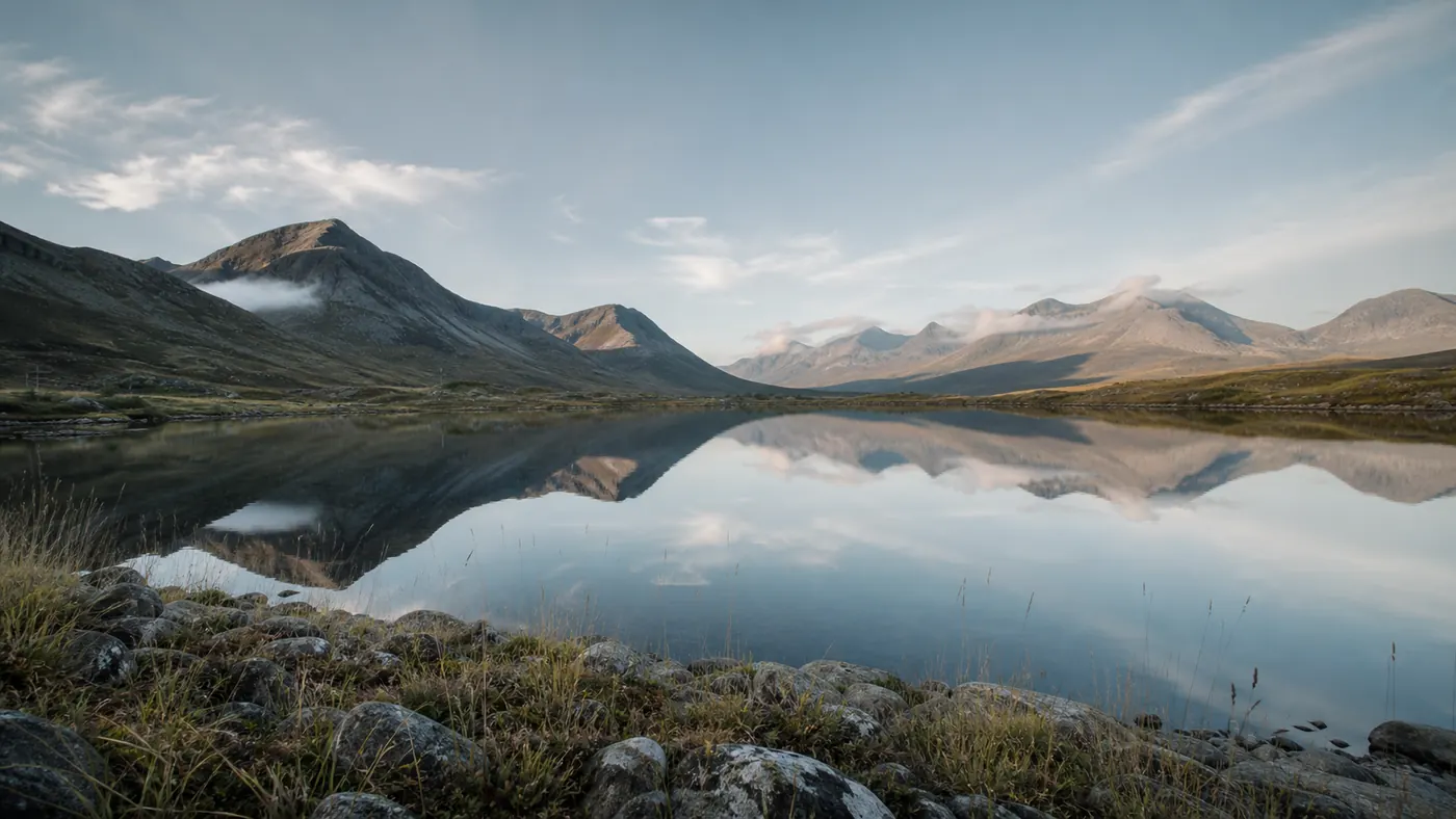 Lac immobile au petit matin